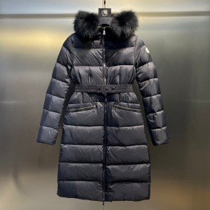 몽클레르 MONCLER 허리 라인을 잡아주는 세련된 후드 퍼 카라 롱 여성용 패딩 재킷