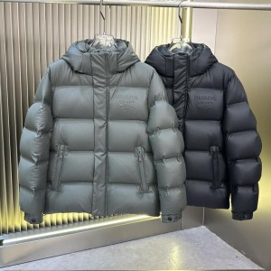 프라다 스탠드 칼라 볼륨 퀼팅 다운 재킷 (차콜 / 블랙)