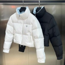 프라다 리나일론 숏 핏 스탠드 칼라 다운 재킷 (화이트 / 네이비)