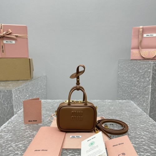 미우미우 레더 마이크로 백