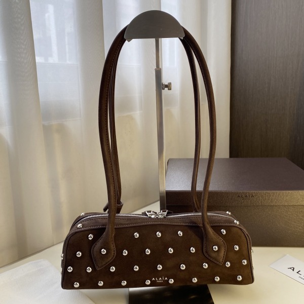 알라이아 르 테겔 스터드 스웨이드 숄더 백 33x11x10cm